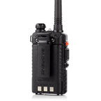 Bærbar Baofeng UV-5R radio med robust plastkonstruksjon og 1800 mAh Li-ion batteri.